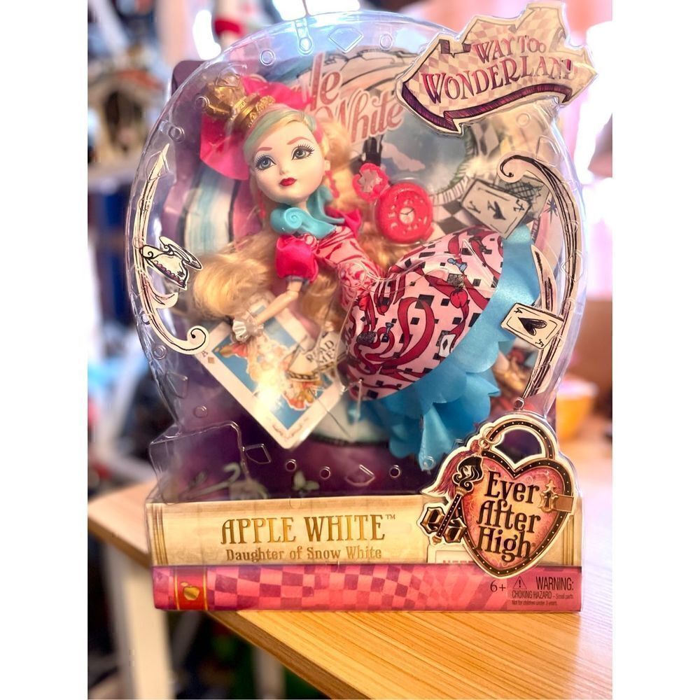 Ever After High Apple White Daughter of Snow White  Way Too Wonderland NIB